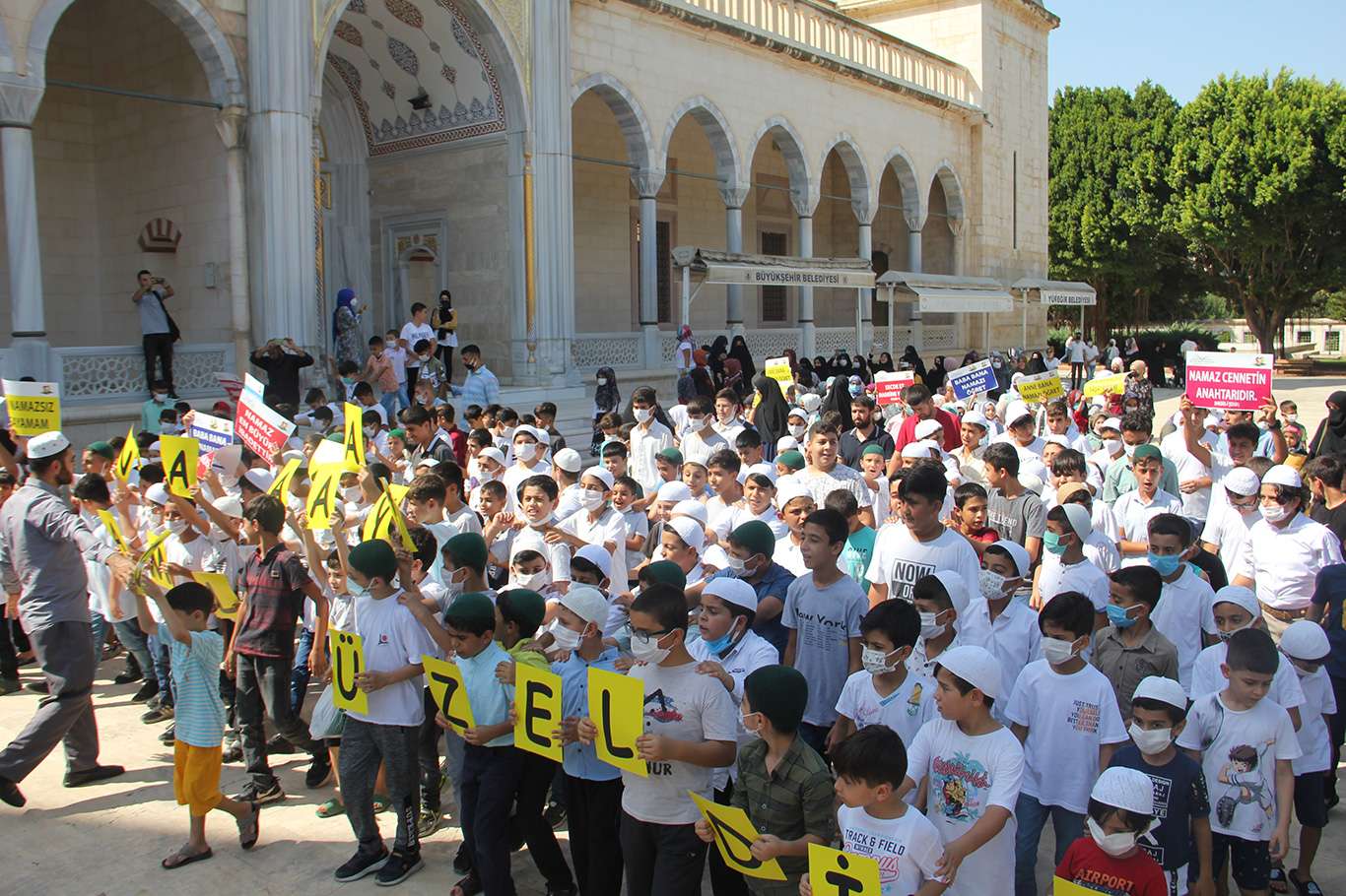 Adana'da yüzlerce çocuk "Hayat Namazla Güzeldir" etkinliğine katıldı